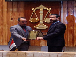 بمناسبة يوم التشريع العراقي . وزير التعليم العالي يكرم مديرالقانونية في جامعة سومر